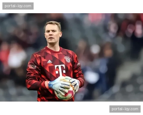 特写：诺伊尔完成职业生涯第500场德甲比赛，赛后获赠纪念球衣